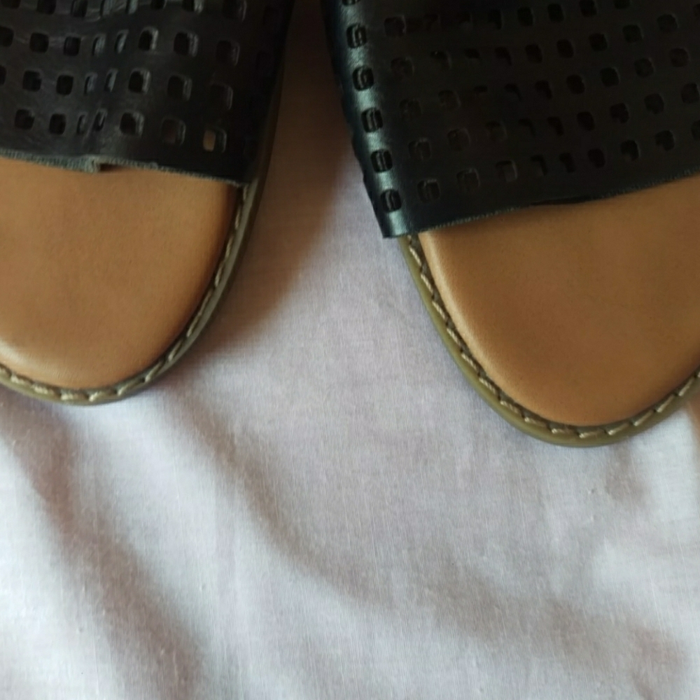 Old navy black perforated top flats slip-onslides - Picture 2 of 8